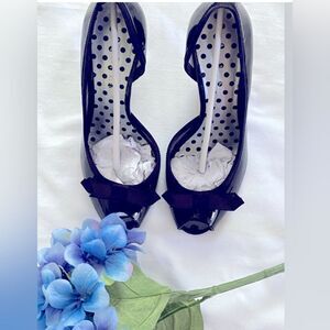 Timeless Anne Klein peep-toe black patent heels with bow detail!